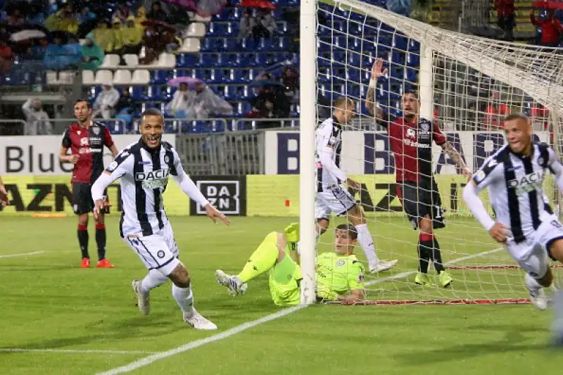 Dopo il vantaggio di Pavoletti il pareggio di Halfredsson e il gol vittoria di De Maio.