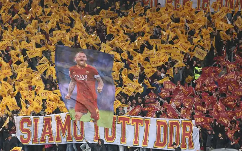 Contro il Parma Daniele De Rossi ha giocato la sua ultima partita con la maglia della Roma. Il suo stadio gli ha tributato un caloroso abbraccio.