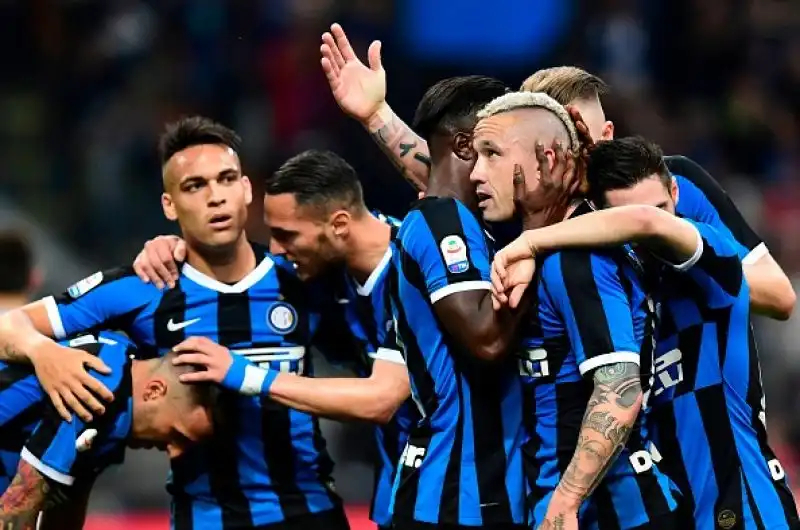Piscodramam a Milano con l'Inter che va in vantaggiocon Keita Balde, viene raggiunta da Traore e trova i tre punti con un gol di Nainggolan.