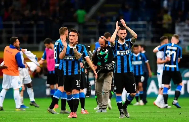 Piscodramam a Milano con l'Inter che va in vantaggiocon Keita Balde, viene raggiunta da Traore e trova i tre punti con un gol di Nainggolan.