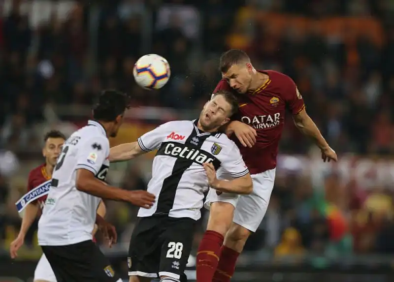 Commozione a Roma per l'ultima partita di Daniele De Rossi, la vittoria è arrivata grazie ai gol di Pellegrini e Perotti. Per gli emiliano il classico gol dell'ex di Gervinho.