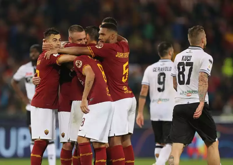 Commozione a Roma per l'ultima partita di Daniele De Rossi, la vittoria è arrivata grazie ai gol di Pellegrini e Perotti. Per gli emiliano il classico gol dell'ex di Gervinho.