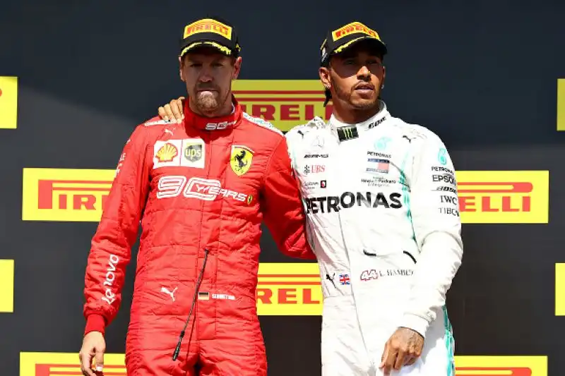 Vettel, braccato da Hamilton, è andato lungo nellaffrontare una chicane . Quando è rientrato è riuscito a restare davanti allinglese, ma lo ha chiuso, manovra giudicata scorretta dai giurati.