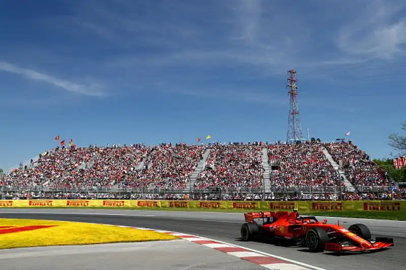 Vettel, braccato da Hamilton, è andato lungo nellaffrontare una chicane . Quando è rientrato è riuscito a restare davanti allinglese, ma lo ha chiuso, manovra giudicata scorretta dai giurati.