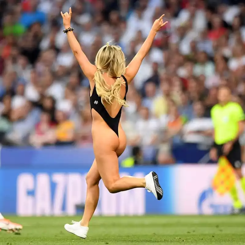 È stata la notte del Liverpool campione dEuropa, ma anche di Kinsey Wolansky: le immagini dell'invasione di campo durante la finale di Champions sono subito diventate virali