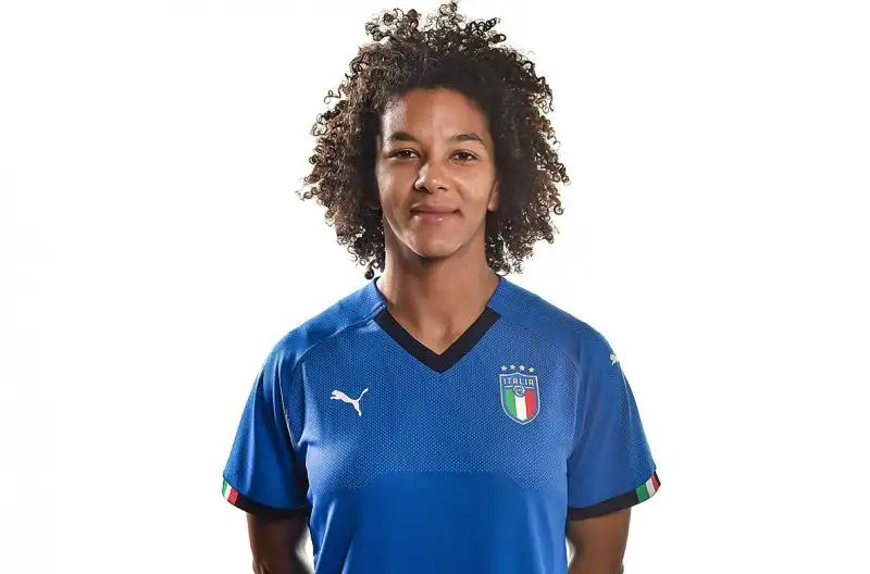 3 - Sara Gama (difensore): madre di Trieste, padre del Congo. E' la capitana delle Azzurre ma anche della Juventus. Le hanno anche dedicato una 'Barbie'.