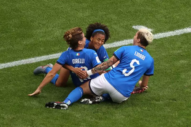 Un'Italia spaziale ai Mondiali femminile di calcio centra l'accesso agli ottavi di finale, avvenimento che non si verificava dal lontano 1991.