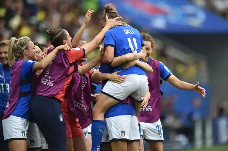 Un'Italia spaziale ai Mondiali femminile di calcio centra l'accesso agli ottavi di finale, avvenimento che non si verificava dal lontano 1991.