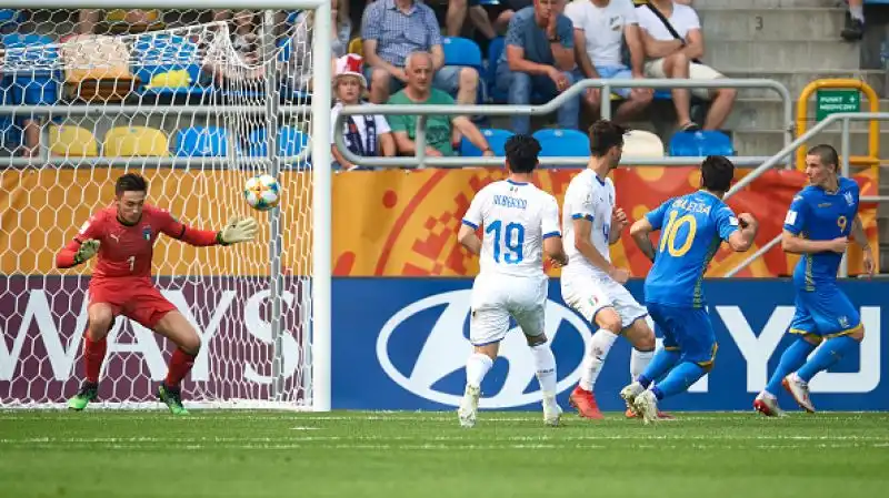 Tanti rimpianti per gli azzurrini, annullato dal VAR il gol capolavoro di Scamacca che avvea regalato il pari alla squadra di Nicolato nei minuti finali.