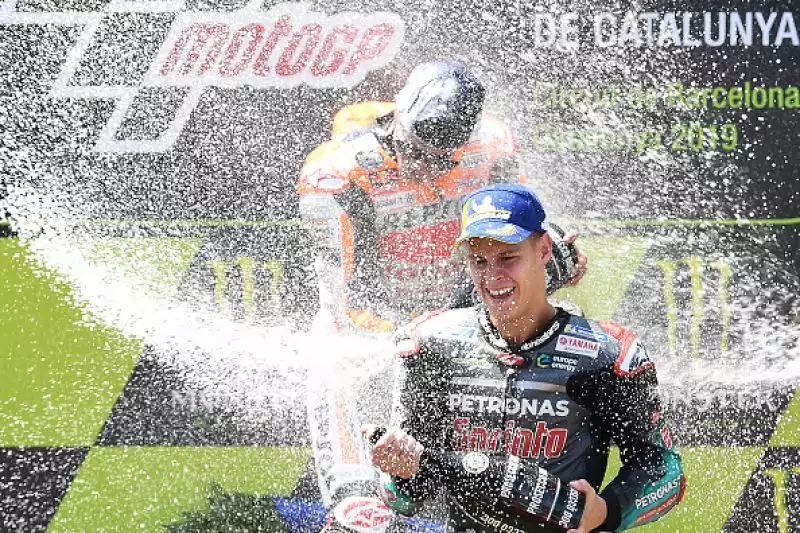 Marc Marquez vince in Catalogna uno dei Gran Premi più facili della sua carriera: il centauro della Honda approfitta della carambola innescata al secondo giro da un errore di Jorge Lorenzo