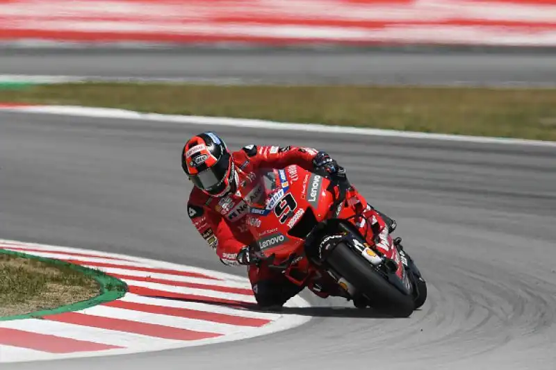 Marc Marquez vince in Catalogna uno dei Gran Premi più facili della sua carriera: il centauro della Honda approfitta della carambola innescata al secondo giro da un errore di Jorge Lorenzo