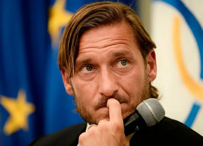 L'ex capitano e dirigente della Roma si è scatenato in una lunga conferenza stampa.