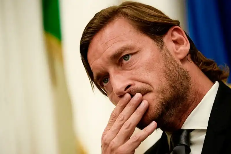 L'ex capitano e dirigente della Roma si è scatenato in una lunga conferenza stampa.