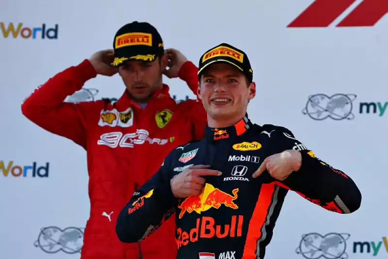 Max Verstappen ha vinto il Gran Premio d'Austria, finito tra le polemiche. Il pilota della Red Bull ha conquistato la prima vittoria stagionale al termine di una grande rimonta