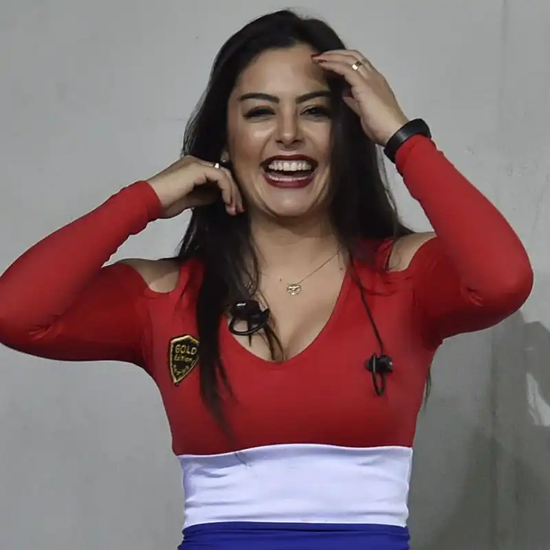 Copa America spettacolare anche sugli spalti: c'è anche la bella showgirl paraguaiana.