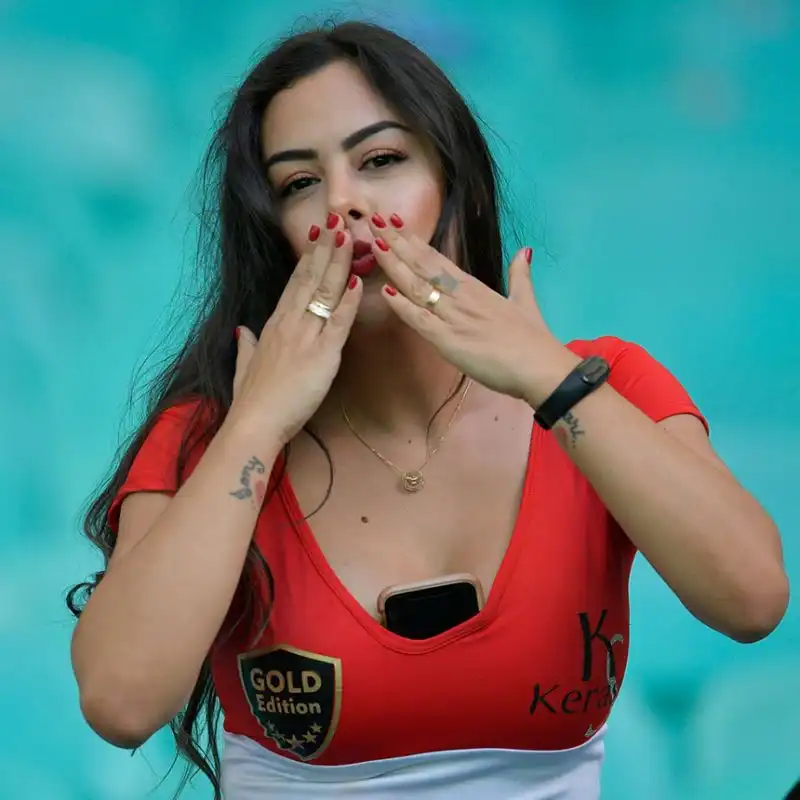 Copa America spettacolare anche sugli spalti: c'è anche la bella showgirl paraguaiana.