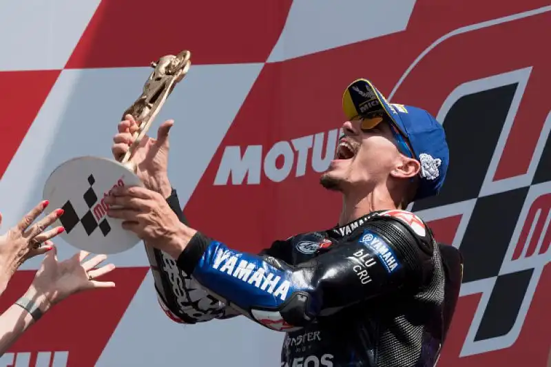Maverick Viñales ha trionfato ad Assen. Lo spagnolo della Yamaha ha conquistato il primo successo della stagione domando il connazionale Marc Marquez, secondo.