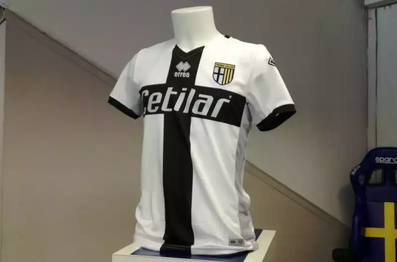 Presentata la prima maglia del Parma per la stagione 2019-20.