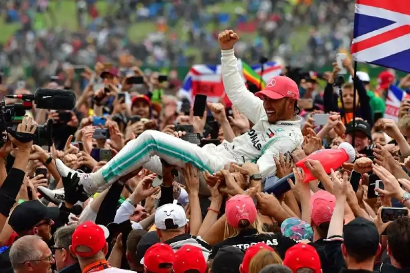 Lewis Hamilton padrone a casa sua. Il pilota della Mercedes ha trionfato nel Gran Premio di Gran Bretagna, centrando la settima vittoria stagionale e allungando ulteriormente in classifica generale. 