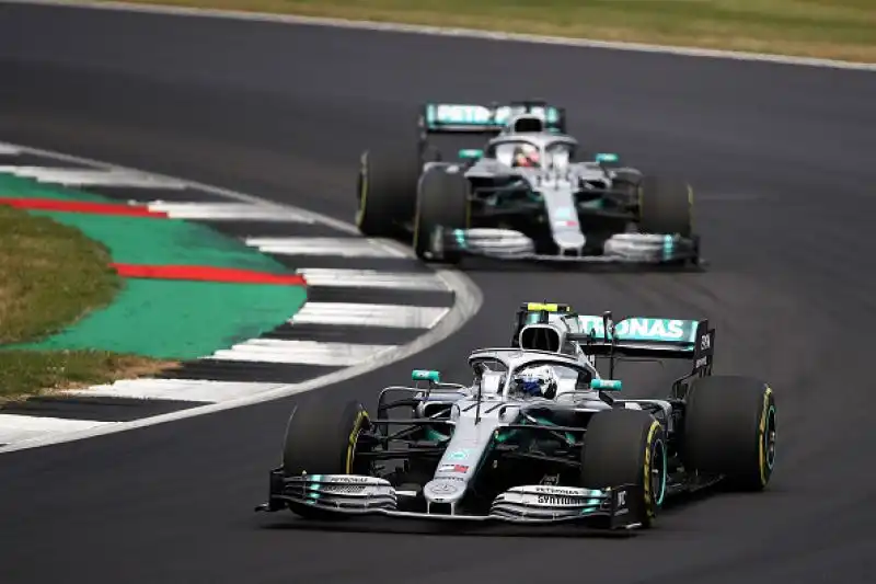 Lewis Hamilton padrone a casa sua. Il pilota della Mercedes ha trionfato nel Gran Premio di Gran Bretagna, centrando la settima vittoria stagionale e allungando ulteriormente in classifica generale. 