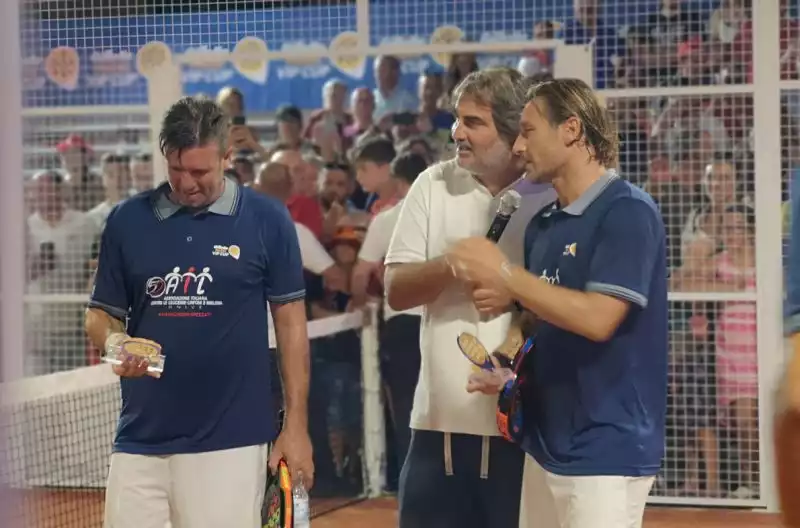Da Totti a Vieri, da Marchegiani a Ferrara diversi campioni del passato si sono cimentati nel torneo di padel.