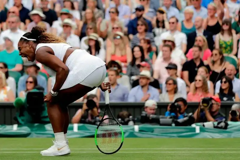 Simona Halep ha vinto per la prima volta nella sua carriera il torneo di Wimbledon. La tennista rumena ha superato in finale con un netto 6-2 6-2 l'ex numero uno del mondo Serena Williams