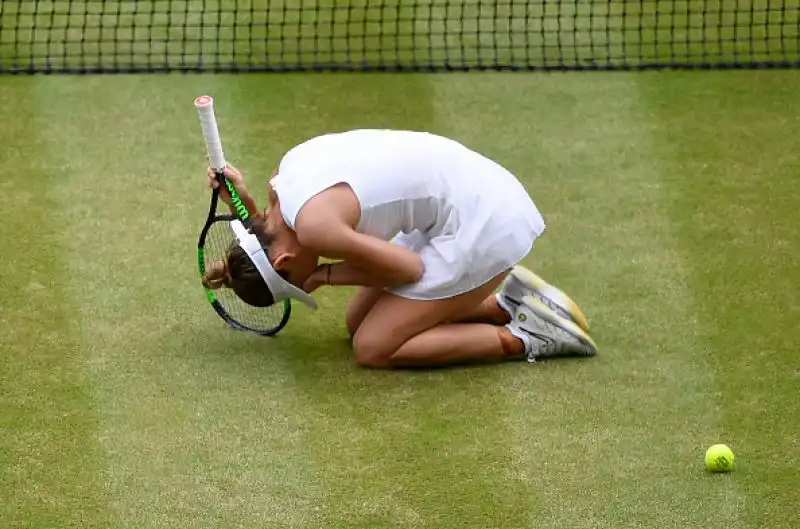 Simona Halep ha vinto per la prima volta nella sua carriera il torneo di Wimbledon. La tennista rumena ha superato in finale con un netto 6-2 6-2 l'ex numero uno del mondo Serena Williams