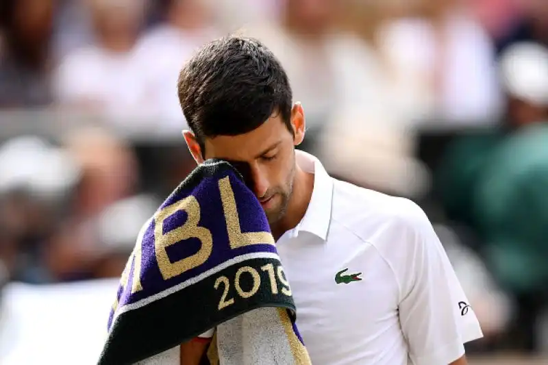 In una delle finali più belle di sempre, Novak Djokovic ha battuto Roger Federer conquistando il torneo di Wimbledon per la quinta volta nella sua carriera.