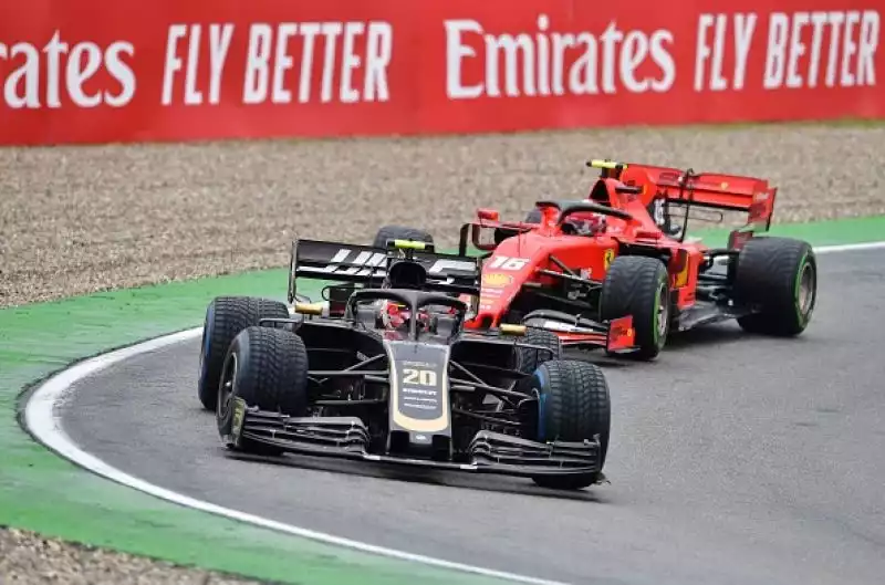 Sul podio alle spalle dell'olandese e del ferrarista anche la Toro Rosso di Kvyat, a muro Leclerc e Bottas. Male Hamilton che chiude undicesimo dopo diversi errori.