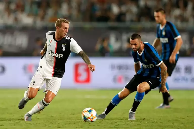 Inter in vantaggio nel primo tempo con un calcio d'angolo di Sensi deviato nella porpria porta da De Ligt. Nella ripresa il pari della Juventus con una punizione di Ronaldo deviata dalla barriera.