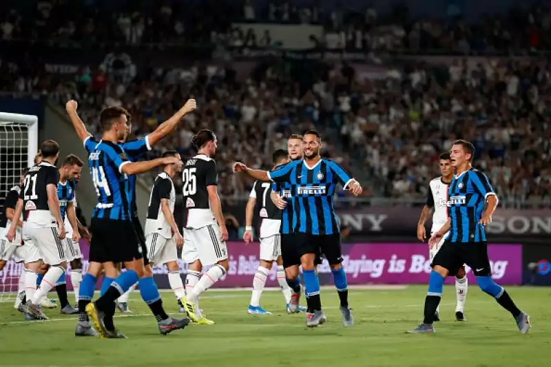 Inter in vantaggio nel primo tempo con un calcio d'angolo di Sensi deviato nella porpria porta da De Ligt. Nella ripresa il pari della Juventus con una punizione di Ronaldo deviata dalla barriera.