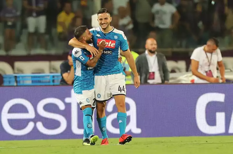 Il Napoli risponde alla Juventus e va a vincere una partita incredibile a Firenze: termina 4-3 per gli uomini di Carlo Ancelotti, con il pubblico viola che ha anche motivo di lamentarsi.