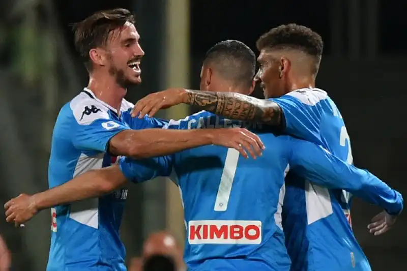 Il Napoli risponde alla Juventus e va a vincere una partita incredibile a Firenze: termina 4-3 per gli uomini di Carlo Ancelotti, con il pubblico viola che ha anche motivo di lamentarsi.