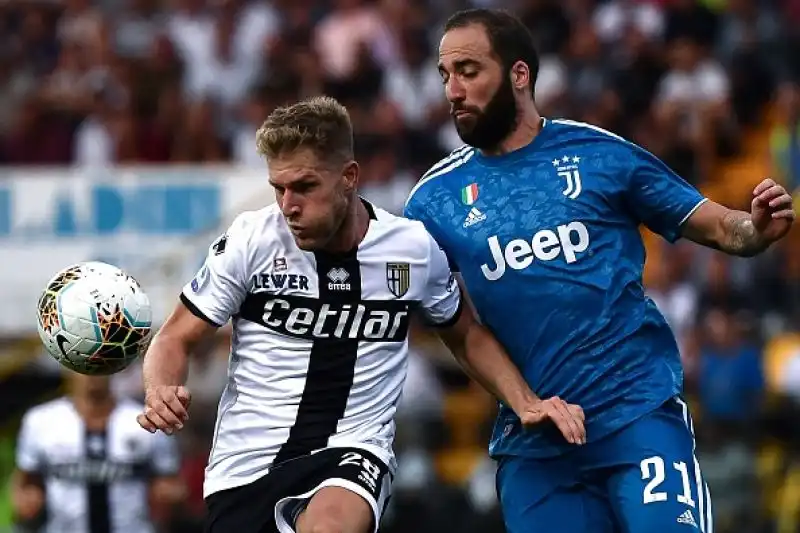 Una rete di capitan Chiellini inaugura il campionato di serie A della Juventus: i bianconeri superano di misura per 1-0 il Parma al Tardini e iniziano con il piede giusto la stagione.