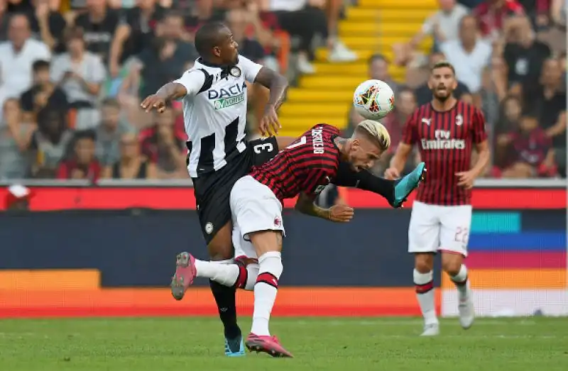 Esordio amaro per Marco Giampaolo sulla panchina del Milan. I rossoneri cadono per 1-0 ad Udine, decide Becao nella ripresa su assist di De Paul.