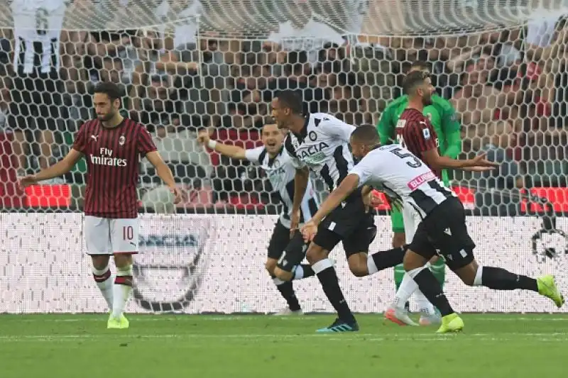 Esordio amaro per Marco Giampaolo sulla panchina del Milan. I rossoneri cadono per 1-0 ad Udine, decide Becao nella ripresa su assist di De Paul.