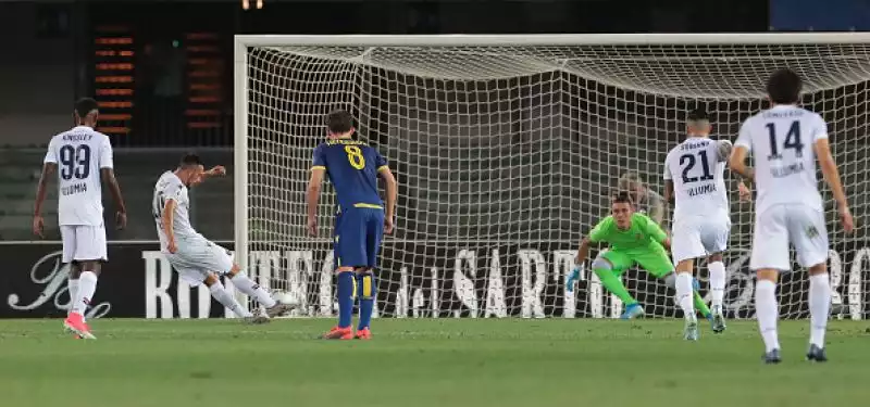 Mihajlovic, applauditissimo, ha diretto il suo Bologna a bordo campo contro il Verona: la partita è finita in parità.