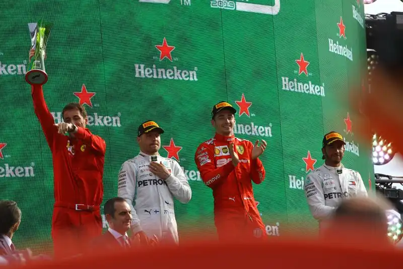 Il pilota del Principato vince i duelli con Hamilton e Bottas davanti a 100mila tifosi ferraristi.