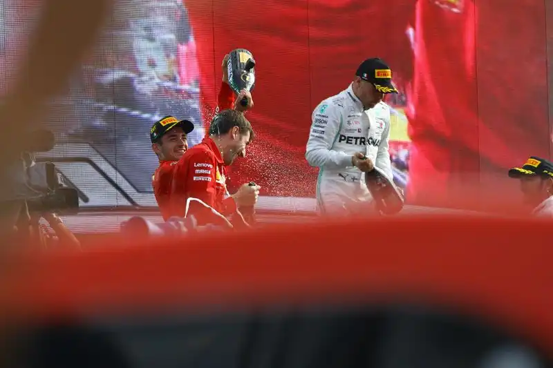 Il pilota del Principato vince i duelli con Hamilton e Bottas davanti a 100mila tifosi ferraristi.