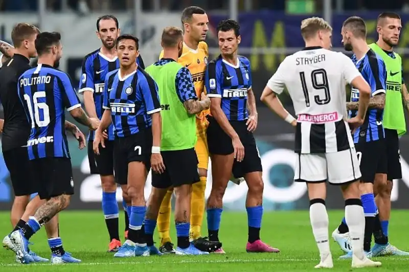 L'Udinese è rimasta in dieci per l'espulsione di De Paul e poco dopo Sensi ha portato in vantaggio l'Inter su assist di Godin.