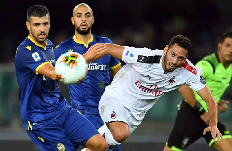 Il Verona è rimasto in dieci dopo venti minuti e ha subito il gol su rigore di Piatek al 68', nel recupero espulso anche Calabria.