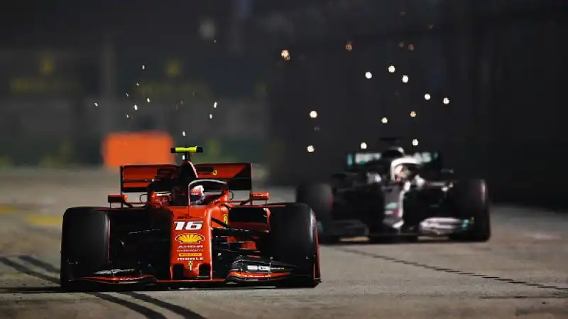 Trionfo totale della Ferrari a Singapore. Il Cavallino Rampante a Marina Bay ottiene la sua prima doppietta della stagione: Vettel si prende la rivincita vincendo davanti al compagno di Leclerc