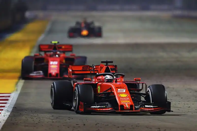 Trionfo totale della Ferrari a Singapore. Il Cavallino Rampante a Marina Bay ottiene la sua prima doppietta della stagione: Vettel si prende la rivincita vincendo davanti al compagno di Leclerc