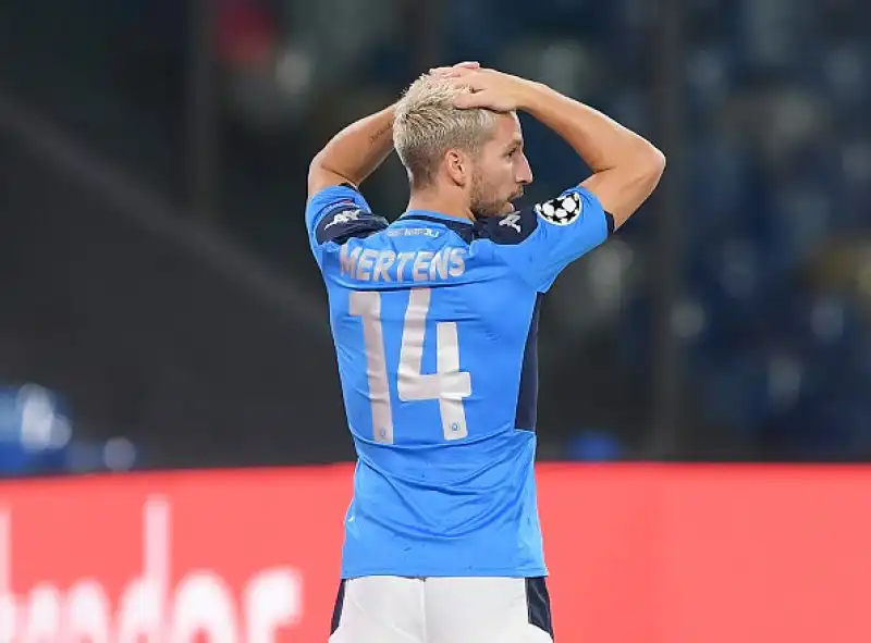Nella ripresa in gol per il Napoli Mertens su rigore e Fernando Llorente.