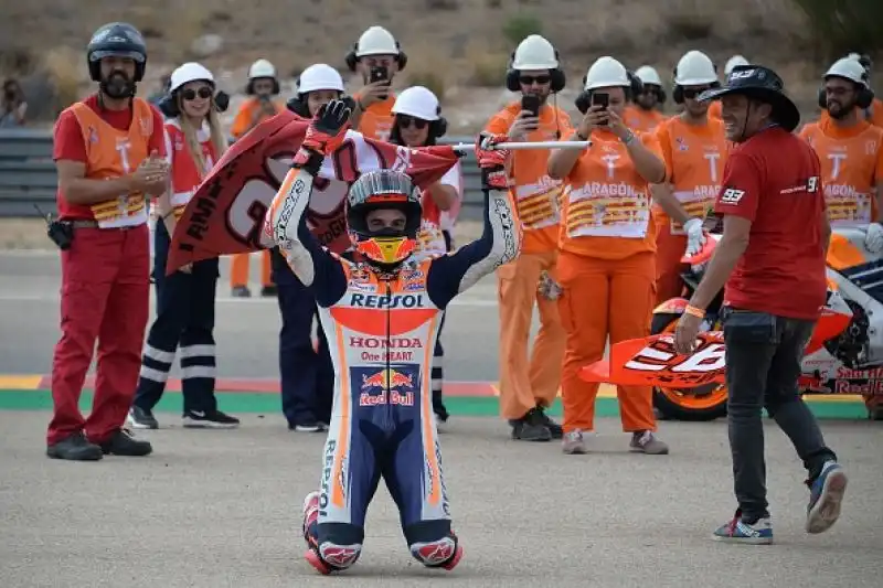 Marc Marquez ha vinto e dominato il Gran Premio di Aragona. Il centauro della Honda ha vinto con oltre 5 secondi di margine su Andrea Dovizioso, secondo