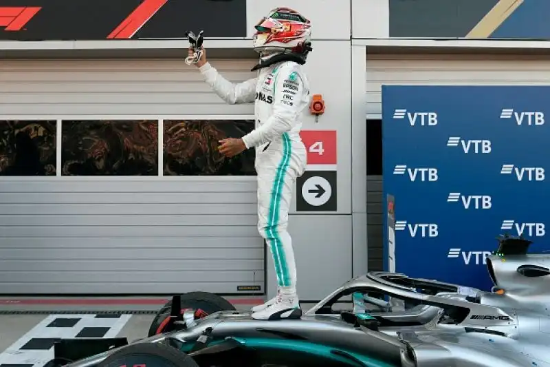 Hamilton ha vinto a Sochi davanti al compagno Bottas, terza la Ferrari di Leclerc.