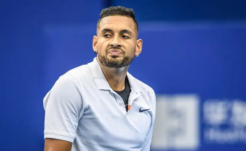 Kyrgios non ha gradito e ha reagito sui social con un'emoji che scrolla le spalle