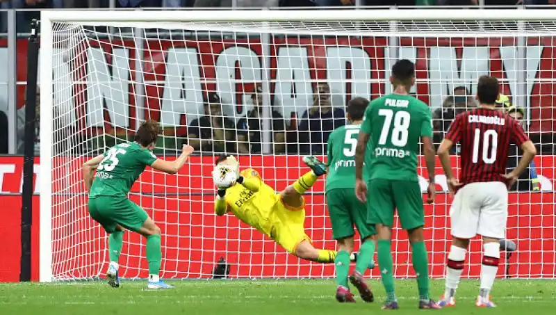 La squadra di Montella è andata sul 3-0 con le reti di Pulgar su rigore, Castrovilli e Ribery. Di Leao il gol dei padroni di casa, espulso Musacchio.