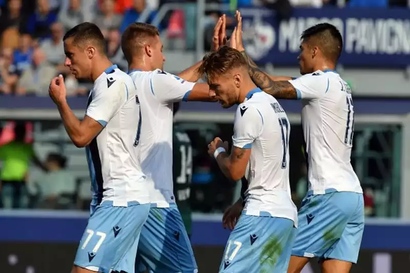 Padroni di casa in vantaggio due volte con i gol di Palacio e Krejci, per i biancocelesti doppietta di Ciro Immobile.
