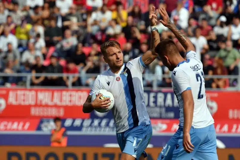 Padroni di casa in vantaggio due volte con i gol di Palacio e Krejci, per i biancocelesti doppietta di Ciro Immobile.